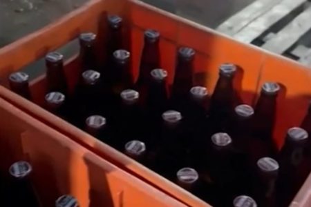 Imagem de engradado de cervejas - Metrópoles