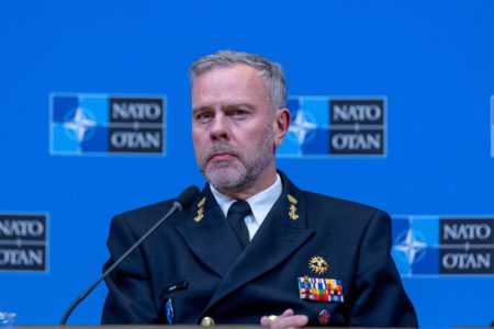 Imagem colorida mostra almirante Rob Bauer, da otan, durante coletiva de imprensa - Metrópoles