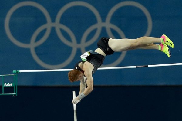 Imagem colorida de Shawn Barber, campeão mundial do salto com vara que morreu aos 29 anos- Metrópoles