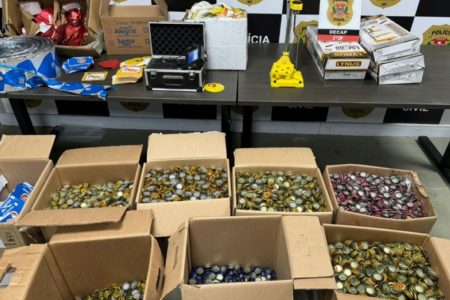 foto colorida de fábrica clandestina que vendia cervejas baratas com rótulos e tampinhas de marcas líderes; 31 foram presos - Metrópoles