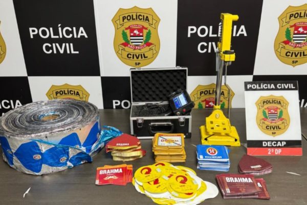 foto colorida de fábrica clandestina que vendia cervejas baratas com rótulos e tampinhas de marcas líderes; 31 foram presos - Metrópoles