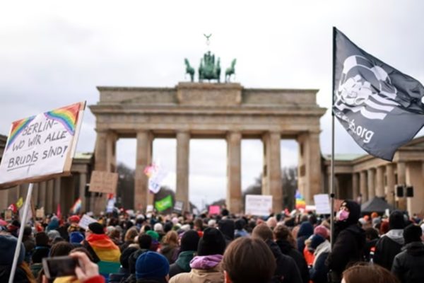 Imagem da manifestação contra a extrema direita alemã, em Berlim, Alemanha - Metrópoles