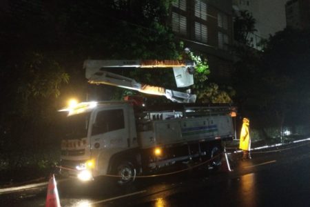 Imagem colorida mostra caminhão da Enel trabalhando após a queda de uma árvore pelas fortes chuvas na Vila Mariana causar falta de energia no bairro, que fica na zona sul de São Paulo - Metrópoles