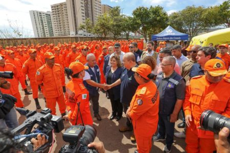 Ibaneis e Lucilene com bombeiros no combate à dengue