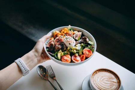 bowl com vegetais e outros alimentos