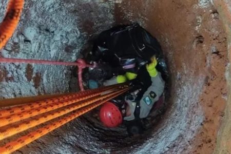 Bombeiro desce em poço por cabos - Metrópoles