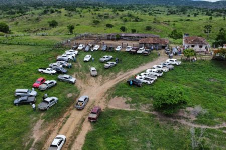 Foto colorida de área cercada por caminhonetes na Bahia - Metrópoles