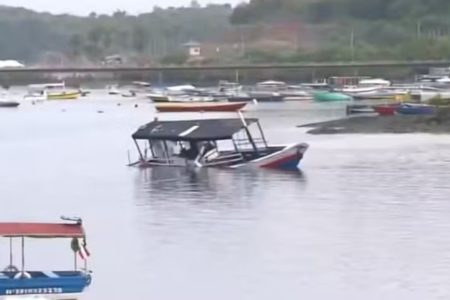 Imagem colorida de Barco naufraga na Bahia