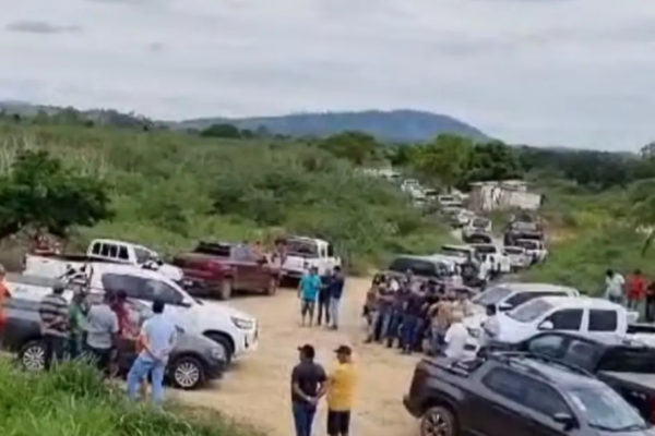 Foto colorida de fazendeiros na Bahia - Metrópoles