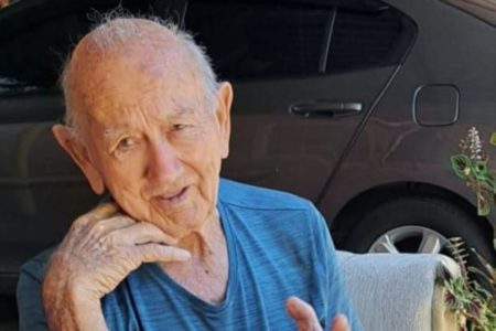Imagem de homem idoso com rosto apoiada na mão direita - Metrópoles