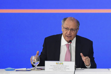 vice-presidente e ministro MDIC, Geraldo Alckmin, entrega ao presidente da República, Luiz Inácio Lula da Silva, a nova política com o Plano Mais Produção 5 - Metrópoles