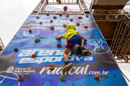 Foto colorida de parede de escalada em atividades radicais de verão - Metrópoles