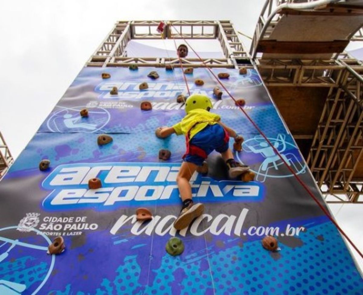 Foto colorida de parede de escalada em atividades radicais de verão - Metrópoles