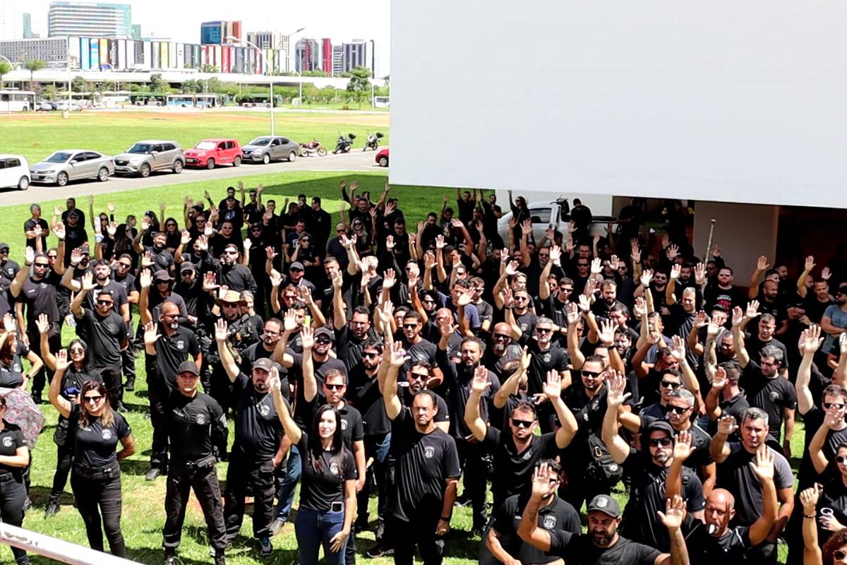 Fotografia colorida mostra policiais penais em assembleia