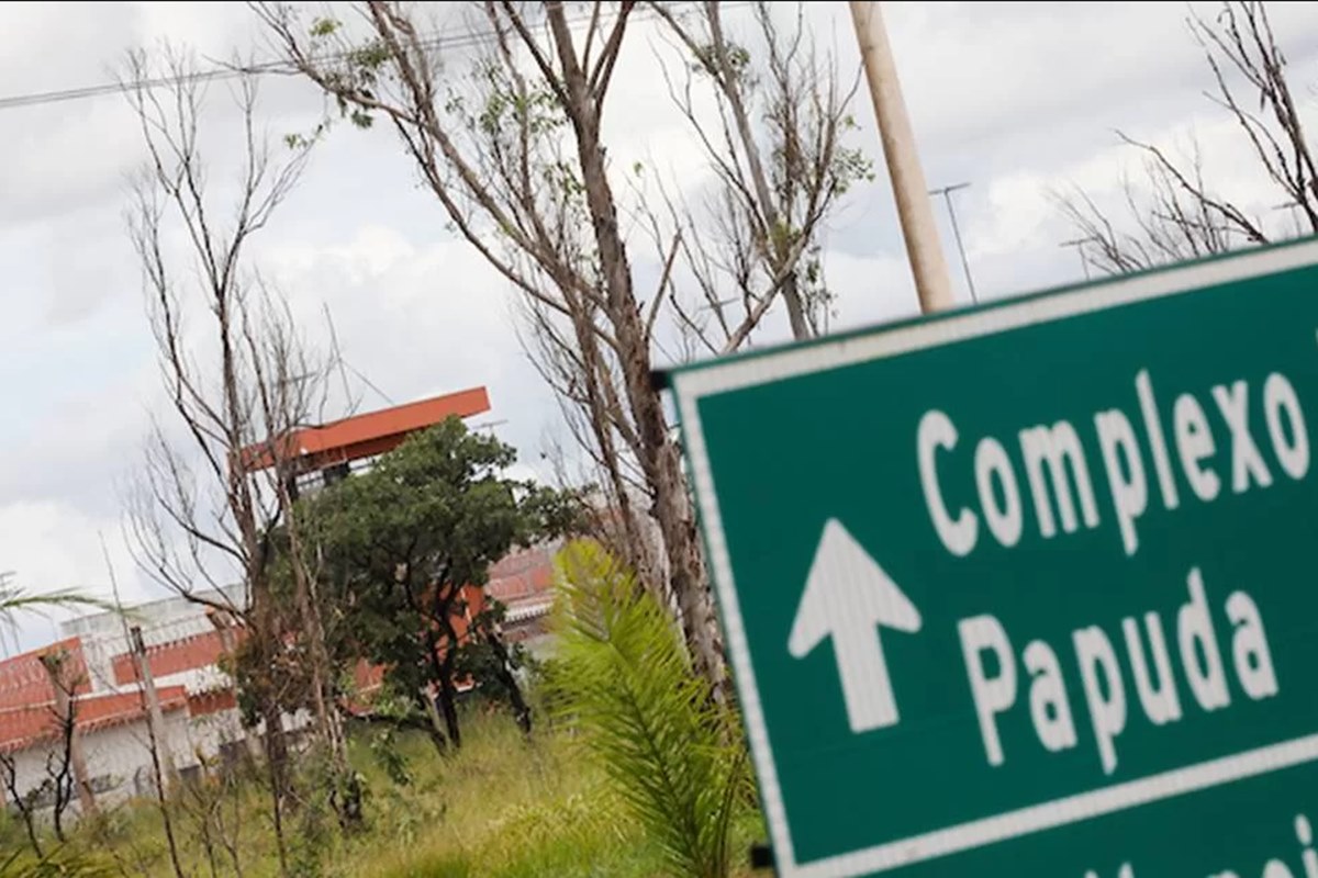 Foto colorida da fachada da papuda