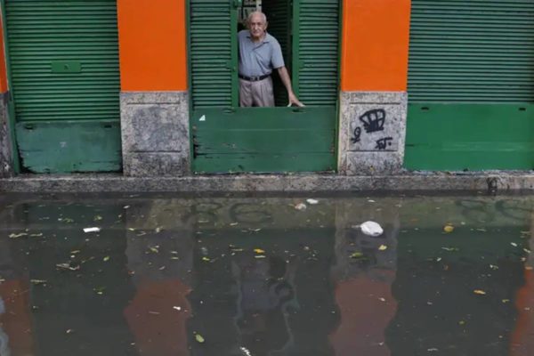 Foto colorida de chuva intensa acompanhada de rajadas de vento alaga ruas no Rio de Janeiro - Metrópoles