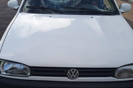 Imagem colorida mostra carro quebrado por homem que foi preso duas vezes em 10 horas por agredir a ex no interior de São Paulo - Metrópoles