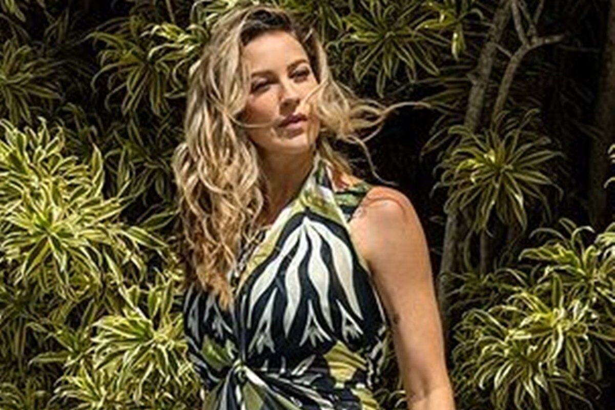 Luana Piovani posa de vestido estampado - Metrópoles