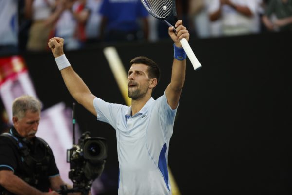 Imagem colorida de Djokovic comemorando vitória - Metrópoles