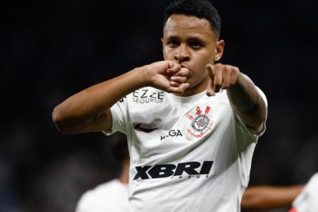 Arthur Sousa comemora gol pelo Corinthians beijando a mão