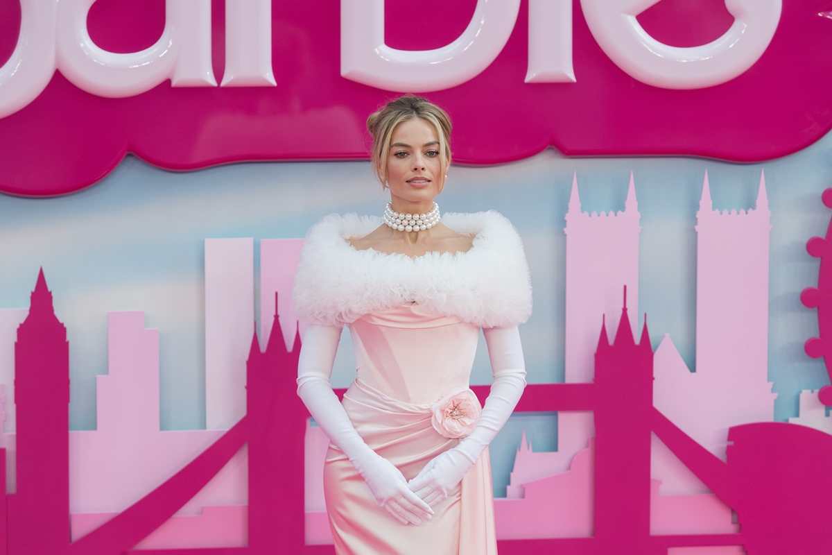 margot robbie barbie premiere vestido rosa luvas - metrópoles