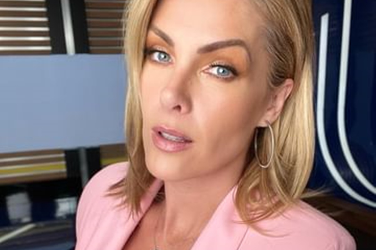 Ana Hickmann posa, séria, de blazer rosa, nos bastidores do Hoje em Dia - Metrópoles