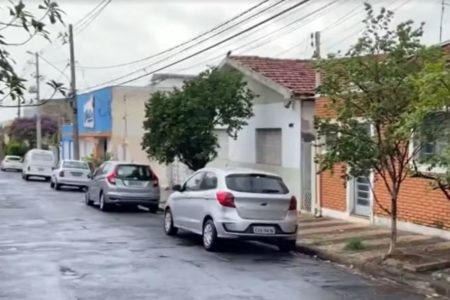 Imagem colorida mostra casa de idoso atacado por abelhas em Limeira, no interior de São Paulo - Metrópoles