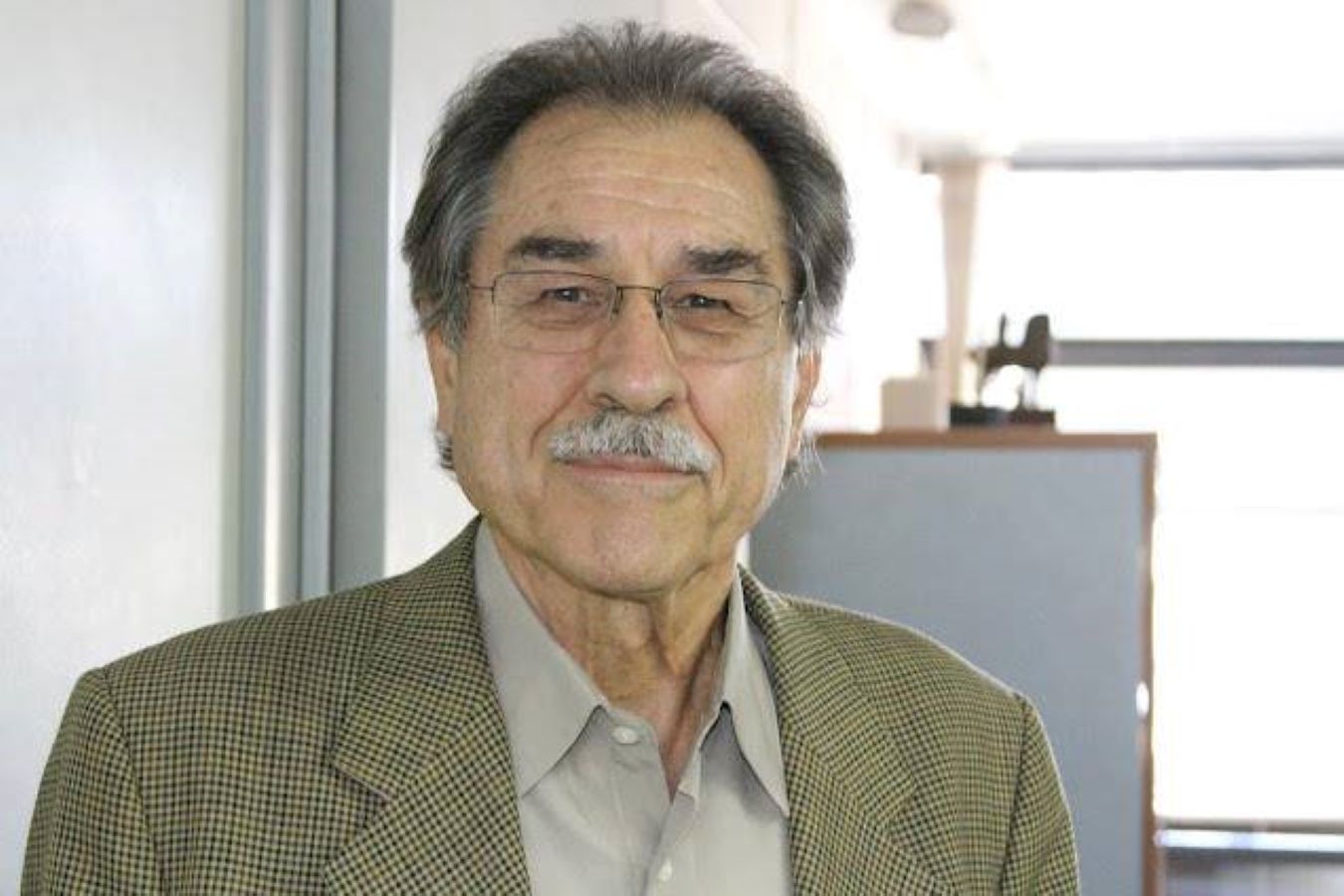 Fotografia colorida mostra o ex-prefeito de Guarulhos, Elói Pietá, que se desfiliou do PT. Ele é um homem branco de cabelos e bigode grisalhos, vestindo um paletó marrom e uma camisa cinza com óculos de grau - Metrópoles