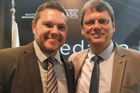 Fotografia colorida mostra Danilo Campetti e Tarcísio de Freitas - Metrópoles