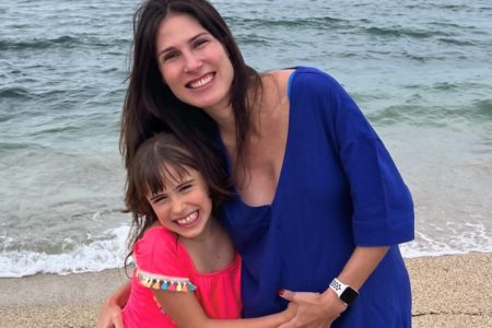 ******Fotografia colorida mostra a economista Marina Helena, do Novo, e sua filha Luna, de 7 anos, na praia - Metrópoles
