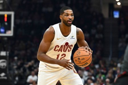 imagem mostra o jogador da NBA Tristan Thompson em quadra com a camisa do Cleveland Cavaliers