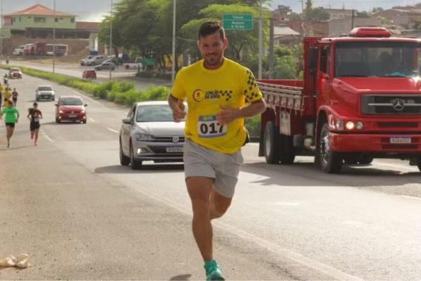 Imagem colorida de dorgival correndo - Metrópoles