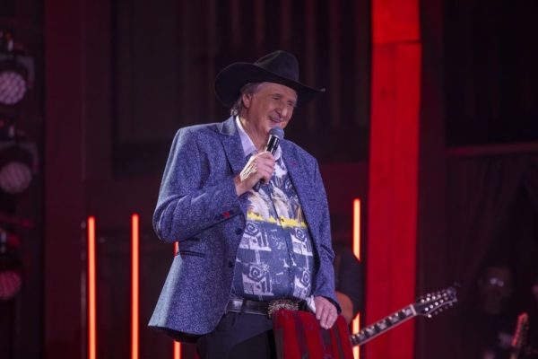 Sérgio Reis é clicando em cima do palco durante uma de suas apresentações - Metrópoles