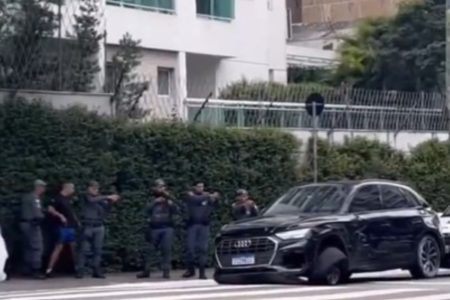 Imagem mostra policiais militares abordando carro preto na rua Augusta, centro de São Paulo - Metrópoles