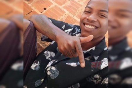 Imagem colorida de jovem com camisa preta