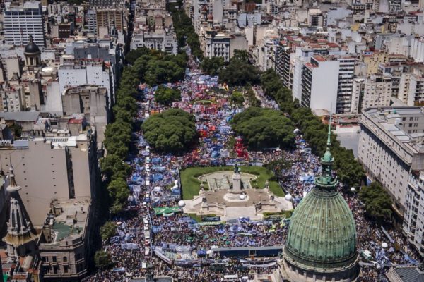 Imagem da Praça do Congresso, tomada por manifestantes, em meio a Greve Geral - Metrópoles