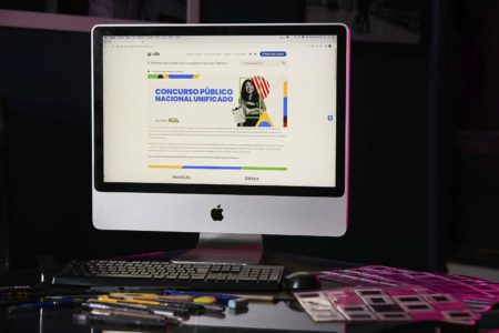 Foto colorida monitor computador site Concurso Público Nacional Unificado - metrópoles