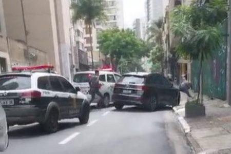 Imagem colorida mostra policial militar (PM) sendo atropelado por motorista de carro preto na Rua Augusta, no centro de São Paulo - Metrópoles