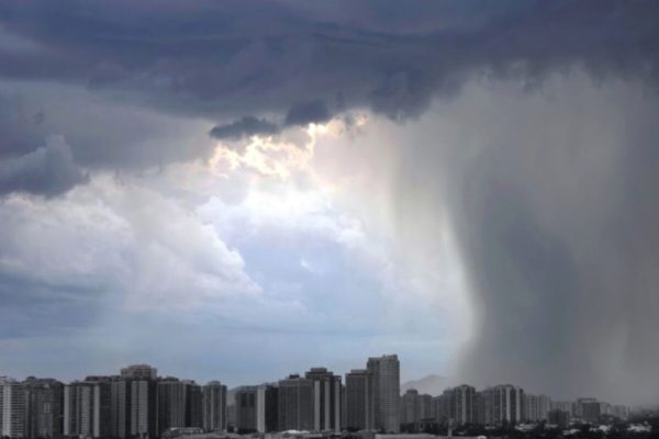 Imagem colorida de céu nublado - Metrópoles