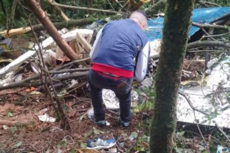 Imagem colorida mostra avião que caiu em Rio Grande da Serra; acidente deixou duas vítimas - Metrópoles