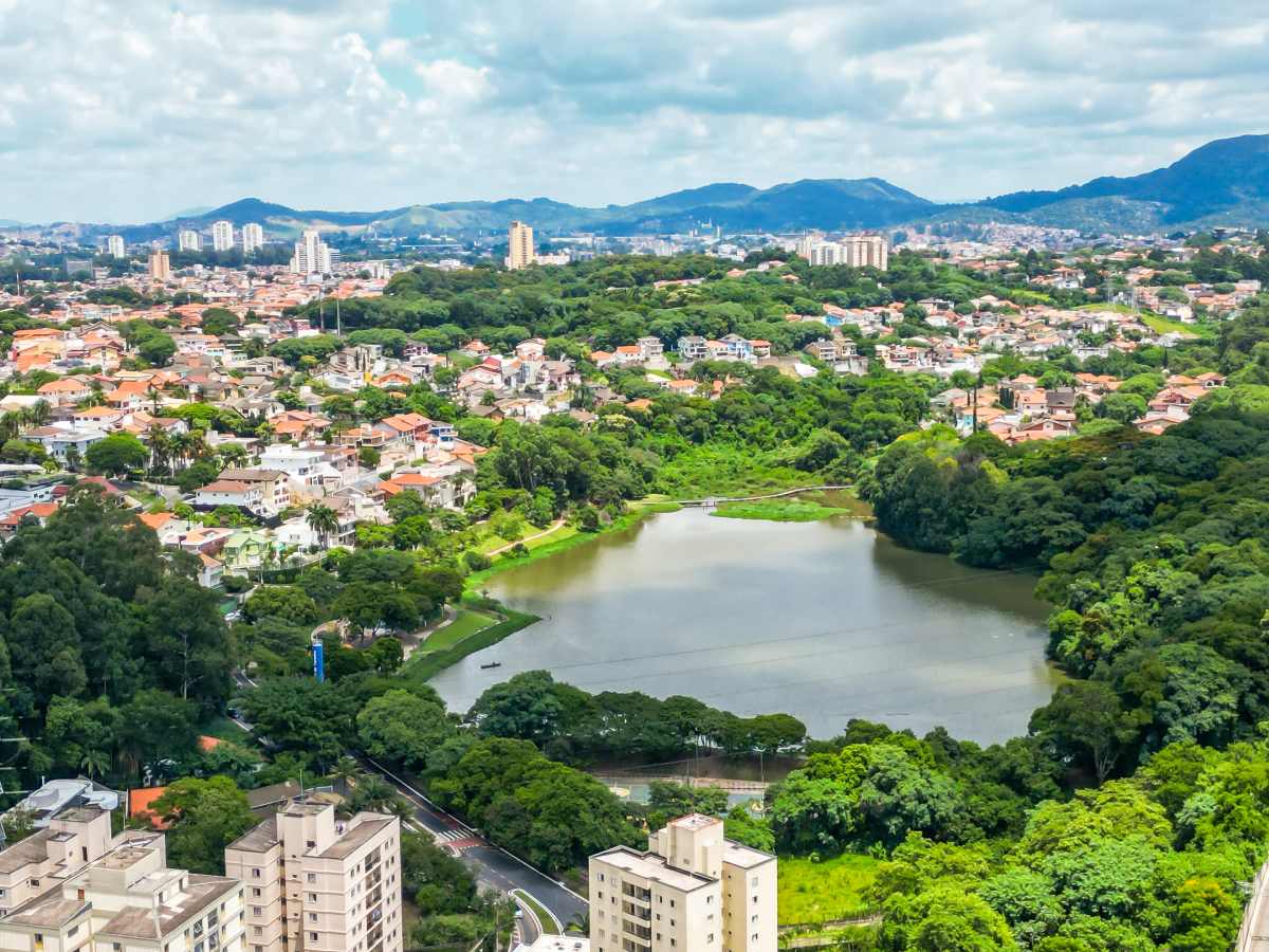 Foto colorida e aérea do lago do Parque Cidade de Toronto, em Pirituba, São Paulo - Metrópoles