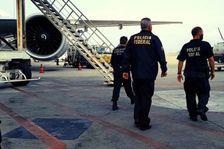 Imagem colorida mostra agentes da Polícia Federal durante ação que prendeu duas mulheres no aeroporto de Guarulhos, em São Paulo - Metrópoles