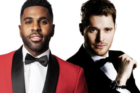 Foto colorida de Jason Derulo e Michael Bublé. Ambos estão de terno. O fundo é branco - Metrópoles