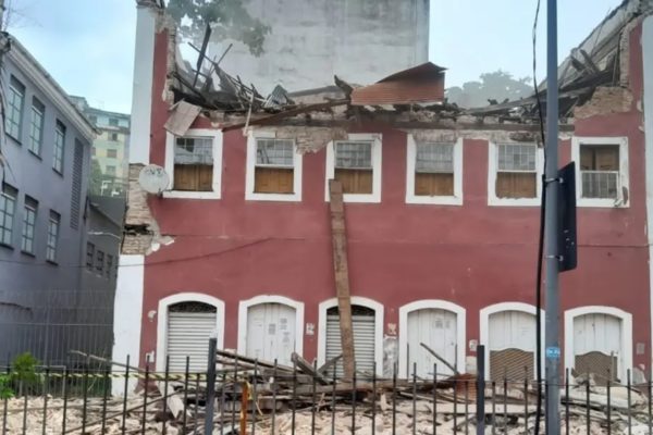 Imagem do prédio que desabou no bairro do Comércio, Bahia - Metrópoles