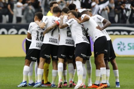 Foto colorida do elenco do Corinthians - Metrópoles