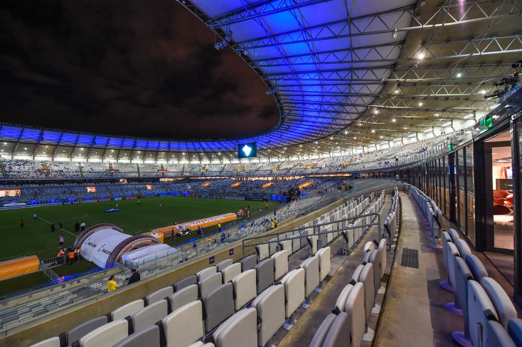 Fotografia colorida do camarote para o gramado do estádio Mineirão