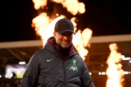 Imagem colorida de Jürgen Klopp com chamas ao fundo - Metrópoles