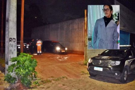 Imagem de agentes retirando o corpo da vítima, em um terreno baldio no MG - Metrópoles