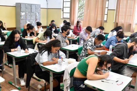 foto colorida de estudantes participando da primeira edição do Provão Paulista, com mais de 15 mil vagas para o ensino superior em São Paulo - Metrópoles