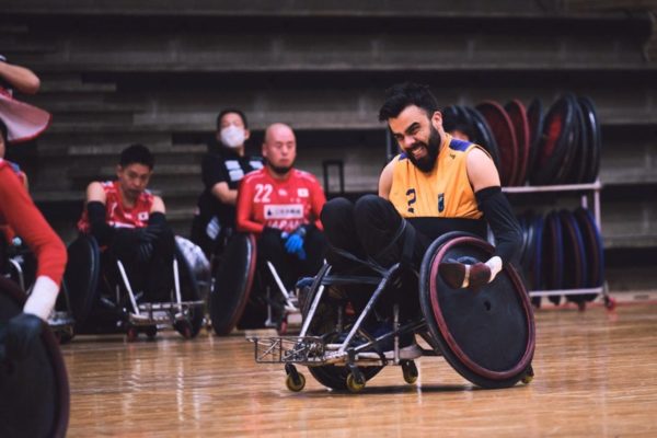 Imagem colorida de atleta cadeirante de rugby da seleção brasileira em qaudra - Metrópoles